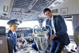 Nasser Al-Khelaïfi avec le trophée de la Ligue des champions