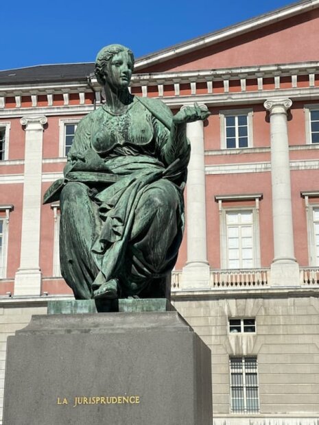 Statue de la jurisprudence à Chambéry - 