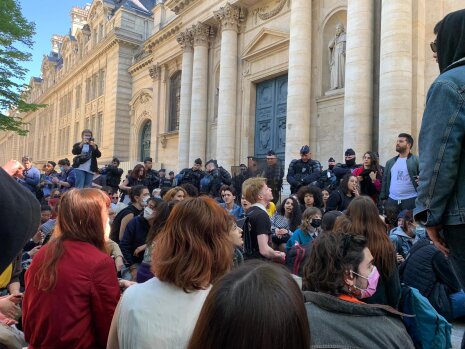 Pour ne pas être écartés du bâtiment, certains militants s’assoient à terre. - © Enora Abry
