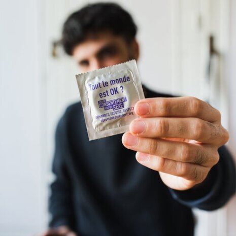 L’association distribue des préservatifs avec des messages de sensibilisation sur les campus. - © Sexe& consentement