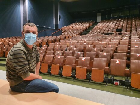 Jérémie Schneider a été pendant sept ans technicien audiovisuel à Science Po Grenoble - © Marine Dessaux