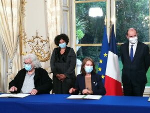 Signature du protocole d’accord « rémunérations et carrières », le 12 octobre.