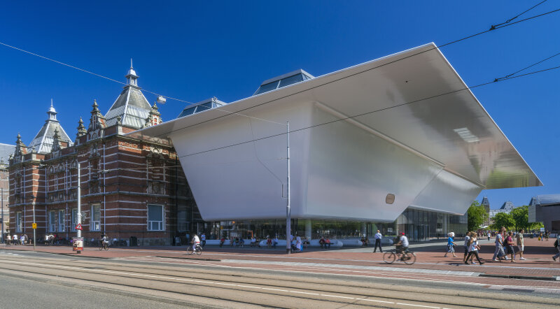 Stedelijk Museum, vue de l’ancien bâtiment (A.W. Weissman, 1895) et de la nouvelle aile de Benthem Crouwel Architects