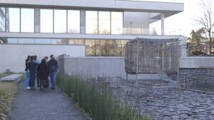 Le premier groupe de volontaires au travail dans le jardin du musée. - © Adrien Rivollier et Audiovisit