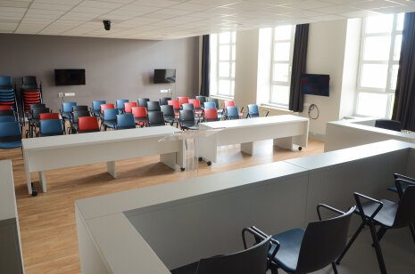 Une classe de travail en groupe se transforme en salle de procès, à l’Université de Lille. - © Université de Lille-FSJPS