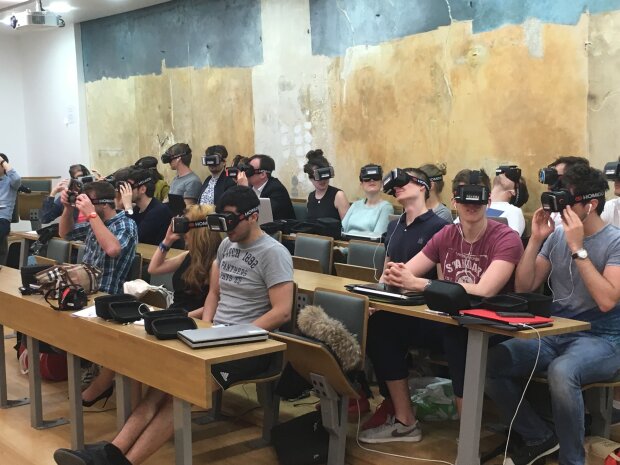 Une classe entière peut réaliser une étude de cas en réalité virtuelle grâce à leur smartphone à Neoma. - © D.R.