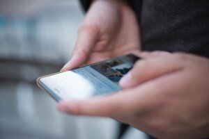 3 000 smartphones seront distribués aux jeunes en situation de précarité