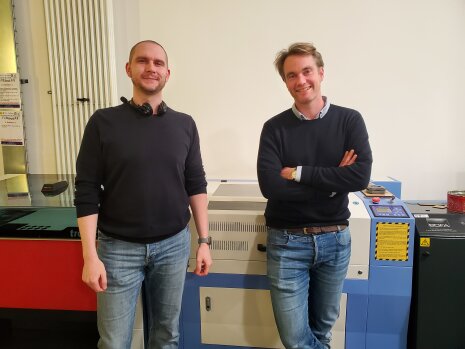 Benjamin Ennesser-Serville travaille au quotidient avec Laurent Dupont, ingénieur de recherche, co-fondateur et responsable scientifique du LF2L. - © NT