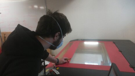 Etudiant du fablab De Vinci fabriquant une visière - © D.R.