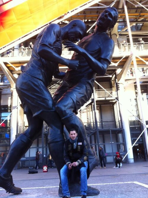 Materazzi devant l’œuvre d’Adel Abdessemed